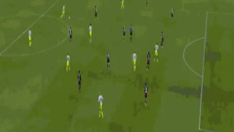 丹麦球迷山顶啤酒狂欢，热狗相伴看球赛